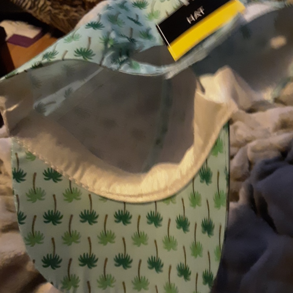 Cute hat - Picture 3 of 4